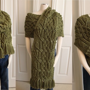 Puede incluir: Un chal de ganchillo verde con un borde de flecos. El chal se puede usar como una bufanda o una envoltura.