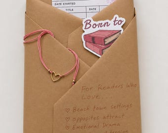 Blind Date mit einem Liebesbuch | Mystery Book Geschenk-Set | Buchliebhaber Geschenk | Aufkleber, Lesezeichen & Armband