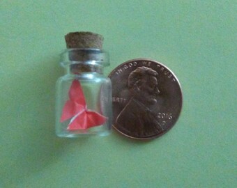 Sehr Mini-Origami Schmetterling in einer Flasche