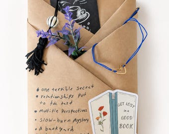 Blind Date mit Mystery Book | Häusliche Spannung | Slow Burn Mystery | Guter Zustand | Mystery Book Geschenk | Lesezeichen & Armband inklusive