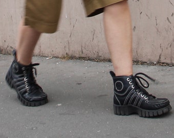 Boots rangers à lacet en cuir noir et semelle plateforme / Pointure 38