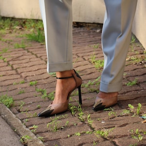 Rodolphe Menudier pump in black and taupe beige leather with ankle strap / Size 38.5 / Stiletto heel with pointed vamp