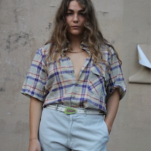 Chemise manche courte d&#39;homme à poche en coton beige à carreaux violet rouge jaune et bleu / Taille M-L