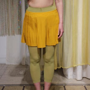 Mustard yellow pleated short skirt with elastic waistband / Size S-M