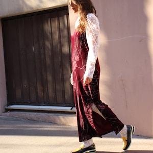 Long sleeveless dress in burgundy velvet and silver with flower print / Size S-M