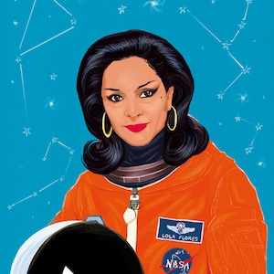 以下が含まれることがあります： NASAのパッチと「Lola Flores」と書かれたネームタグが付いたオレンジ色の宇宙服を着た女性。彼女は黒いバイザーが付いた白い宇宙飛行士のヘルメットを持っています。背景は白い星のある青い空です。