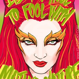 Pode incluir: Uma ilustração digital de uma mulher com cabelo vermelho e olhos verdes. Ela está usando sombra de olhos amarela e tem uma expressão séria. O texto "It's not nice to fool with Mother Nature" está escrito em letras verdes e amarelas ao redor de sua cabeça.