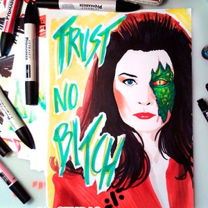 Puede incluir: Ilustración de una mujer con cabello largo y oscuro y lápiz labial rojo, la mitad de su rostro es un diseño reptiliano verde. La obra de arte presenta el texto "TRUST NO BITCH" en verde azulado y amarillo. El sitio web www.IG-STUDIO.com está en la parte inferior.