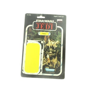 Puede incluir: Una tarjeta de figura de acción vintage de Star Wars con Teebo de El Retorno del Jedi. La tarjeta es negra con un fondo amarillo y presenta una imagen de Teebo en la jungla.