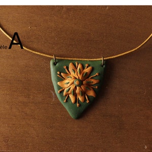 House Tyrell pendant - badge - gold on green background - House Tyrell Pendant - Golden flower flower on green background
