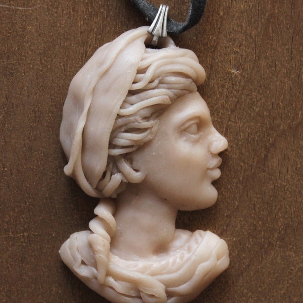 Pendentif collier Camée Lavandière profil de jeune fille - Motacillia Alba Cameo Pendant