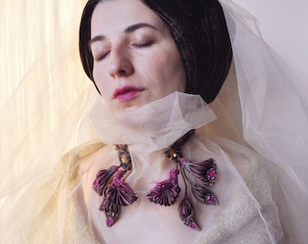 Perlenstickerei Halskette Unikat Schmuck Shibori rosa lila Statement Manschettenknöpfe Halskette OOAK