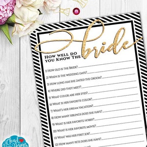 Op de afbeelding: Een zwart-wit gestreept, printbaar bruiloftsspel met gouden glittertekst die "How well do you know the bride?" luidt, met een lijst met vragen over de bruid.