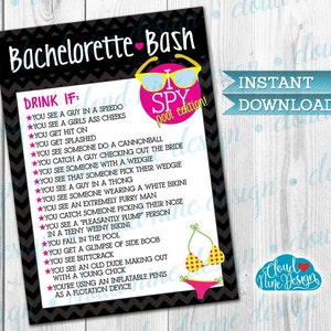 Op de afbeelding: Een printbare bachelorette-party-spelkaart met een roze en zwart chevron-patroon. De kaart heeft een lijst met drinkspelprompts met een roze ster ernaast. De kaart heeft ook een roze en gele bikini-illustratie en de tekst "I Spy pool edition!" in een roze cirkel.