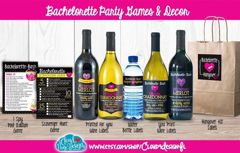 Puede incluir: Un conjunto de decoraciones para una fiesta de despedida de soltera que incluye etiquetas para botellas de vino, etiquetas para botellas de agua y un juego de b&uacute;squeda del tesoro. Las etiquetas est&aacute;n impresas con frases divertidas como "Mischievous Merlot" y "Chardonnay". El juego de b&uacute;squeda del tesoro es en blanco y negro con detalles dorados y tiene una lista de tareas para completar.