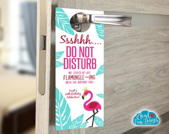 Birthday Door Hanger, Flamingo Themed, Personalizado, IMPRIMIBLE - 21st, 30th, 40th, 50th Birthday - Decoraciones de hotel, Chicas Weekend Away