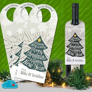 Op de afbeelding: Kerstthema wijnfleslabels met een feestelijk kerstboomontwerp. De labels bevatten de tekst "Wishing You a very Merry Christmas and a Happy New Year" en zijn gepersonaliseerd met "Mike & Kristine". De labels zijn lichtgrijs met witte sneeuwvlokken.