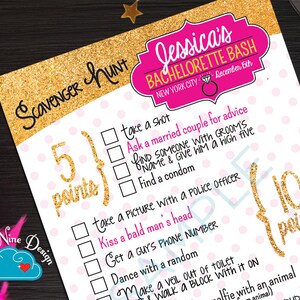 Op de afbeelding: Een speurtochtspelkaart voor een vrijgezellenfeest met een gouden glitterrand en roze stippen. De kaart bevat een lijst met taken en de tekst "Jessica's Bachelorette Bash" in roze.