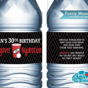 Op de afbeelding: Twee waterflessen met zwarte en witte etiketten met een ruitpatroon. Het etiket op de linker fles heeft de tekst "Ryan's 30th Birthday Hangover Hydration" met een rode plastic beker en een pleister. Het etiket op de rechter fles heeft de tekst "Speciaal geformuleerd om je hersenen te helpen opruimen en die wazige herinneringen weg te spoelen. Waarschuwing: Kan een 'Oh shit, heb ik dat echt gedaan?'-moment veroorzaken."