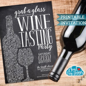 Op de afbeelding: Printbare uitnodiging voor een wijnproeverij. De uitnodiging heeft een krijtbordachtergrond met een wit silhouet van een wijnfles en een glas. De tekst luidt "grab a glass and join us for a wine tasting party" met de datum en tijd van het evenement.