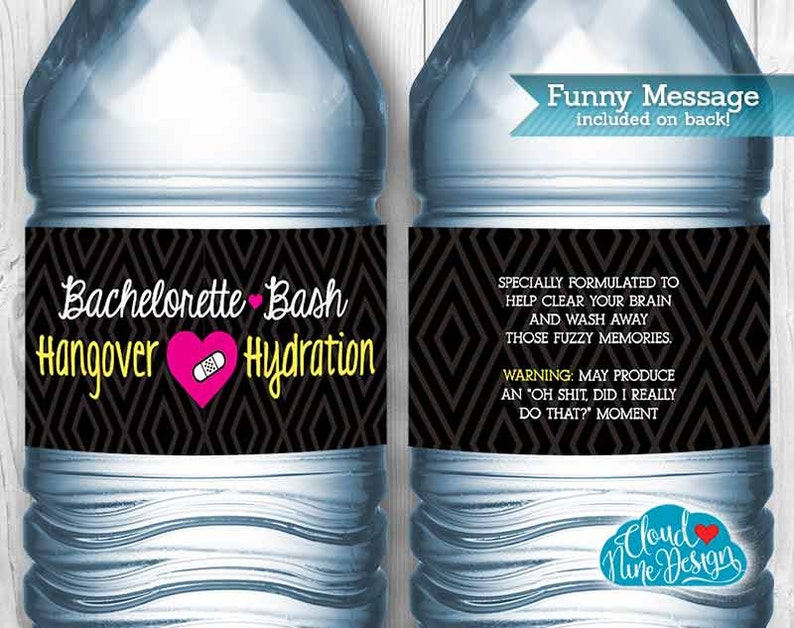 Puede incluir: Dos botellas de agua de pl&aacute;stico transparente con etiquetas de patr&oacute;n blanco y negro. Las etiquetas dicen "Bachelorette Bash Hangover Hydration" y "Especialmente formulado para ayudar a limpiar tu cerebro y eliminar esos recuerdos borrosos. Advertencia: Puede producir un momento 'Oh mierda, &iquest;realmente hice eso?'"