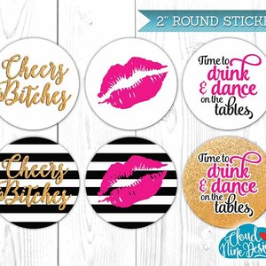 Peut inclure: Six autocollants ronds de 5 cm de diam&egrave;tre avec des designs diff&eacute;rents. Deux autocollants pr&eacute;sentent le texte "Cheers Bitches" en lettres dor&eacute;es scintillantes sur un fond blanc. Deux autocollants pr&eacute;sentent un baiser de rouge &agrave; l&egrave;vres rose sur un fond ray&eacute; noir et blanc. Deux autocollants pr&eacute;sentent le texte "Time to drink & dance on the tables" en lettres dor&eacute;es scintillantes sur un fond blanc.