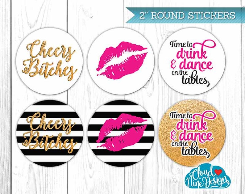 Peut inclure: Six autocollants ronds de 5 cm de diam&egrave;tre avec des designs diff&eacute;rents. Deux autocollants pr&eacute;sentent le texte "Cheers Bitches" en lettres dor&eacute;es scintillantes sur un fond blanc. Deux autocollants pr&eacute;sentent un baiser de rouge &agrave; l&egrave;vres rose sur un fond ray&eacute; noir et blanc. Deux autocollants pr&eacute;sentent le texte "Time to drink & dance on the tables" en lettres dor&eacute;es scintillantes sur un fond blanc.