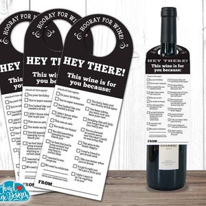 Op de afbeelding: Zwart-witte wijnetiketten met de tekst "HOORAY FOR WINE!" en "HEY THERE! This wine is for you because:" met selectievakjes. Een fles wijn heeft een etiket bevestigd.
