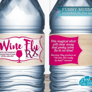 Op de afbeelding: Twee doorzichtige plastic waterflessen met etiketten. Het voorste etiket zegt "Wine Fly RX" met een roze wijnglasafbeelding. Het achterste etiket zegt "Deze magische elixer zal die vervelende wijn griep in een mum van tijd wegwerken! Waarschuwing: Kan een "Oh shit, heb ik dat echt gedaan?" moment veroorzaken."