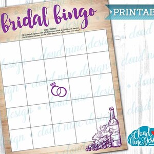 Op de afbeelding: Een printbare bruiloft bingo kaart met een houten achtergrond. De kaart heeft een 5x5 raster met vakjes om in te vullen. Het middelste vakje heeft een paarse illustratie van twee ringen. De rechter benedenhoek heeft een paarse illustratie van een fles wijn en druiven.