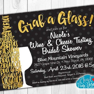 Op de afbeelding: Een zwarte en gouden bruidsdouche-uitnodiging met witte stippen. De uitnodiging toont een silhouet van een wijnglas en een fles met de tekst "Grab a Glass!" en "Nicole's Wine & Cheese Tasting Bridal Shower". De uitnodiging bevat ook de datum, tijd en locatie van het evenement.