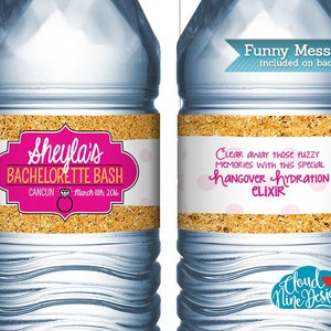 Op de afbeelding: Twee doorzichtige plastic waterflessen met gouden glitterlabels. Het etiket op de linker fles zegt "Sheylais Bachelorette Bash Cancun March 11th, 2016" met een roze diamanten ringicoon. Het etiket op de rechter fles zegt "Verwijder die wazige herinneringen met deze speciale kater-hydratatie-elixir".