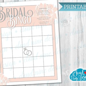 Op de afbeelding: Printbare bruiloft bingo kaart met een roze en witte achtergrond. De kaart heeft een raster met 25 vakjes. Het middelste vakje zegt "Bingo". Bovenaan de kaart staat "Bridal Bingo".