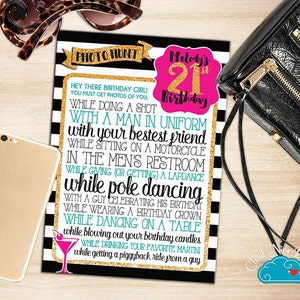 Op de afbeelding: Een zwart-wit gestreepte kaart met gouden glitteraccenten. De kaart heeft de tekst "Photo Hunt" en "Melody's 21st Birthday" in roze en gouden glitter. De kaart geeft een reeks foto-uitdagingen voor een 21e verjaardagsfeest.