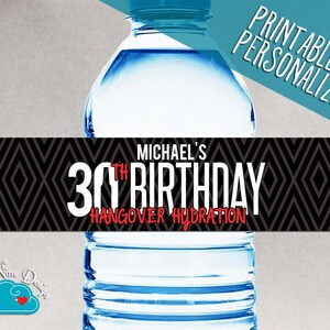 Puede incluir: Etiqueta de botella de agua imprimible con un patrón geométrico en blanco y negro. La etiqueta dice "Michael's 30th Birthday Hangover Hydration".