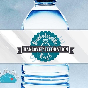 Op de afbeelding: Waterfleslabel met een turquoise cirkel en witte tekst die "Bachelorette Hangover Hydration Bash" zegt met een diamanten ringicoon. Het label heeft een witte en grijze gestreepte achtergrond.