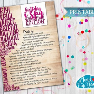 Op de afbeelding: Printbare spelkaart met een roze en witte wijn-thema. De kaart bevat een lijst met wijnsoorten en een lijst met dingen om te doen of te zien in een wijngaard. De kaart bevat ook de tekst "Birthday Wine Tour Edition" en "Drink if".