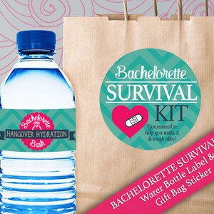 Op de afbeelding: Een bruine papieren cadeauzak met een sticker in teal en wit chevron-patroon met de tekst "Bachelorette Survival Kit" met een roze hart en een pleister. De tas heeft ook een roze en wit lint met de tekst "Bachelorette Survival Kit Water Bottle Label & Gift Bag Sticker". Een heldere waterfles met een teal en wit chevron-patroon label met de tekst "Bachelorette Hangover Hydration Bash" staat voor de tas.