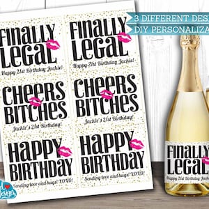 Op de afbeelding: Drie printbare ontwerpen voor 21e verjaardagscadeaus. De ontwerpen bevatten de tekst "Eindelijk legaal", "Cheers Bitches" en "Happy Birthday" met gouden glitter en roze lippen. De ontwerpen zijn bedoeld om te worden afgedrukt op etiketten voor champagneflessen.
