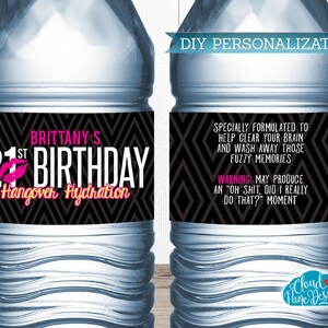 Op de afbeelding: Een waterfleslabel met zwart-witte chevron-patroon met roze lippen en de tekst "21st Birthday Hangover Hydration". Het label bevat ook de tekst "Brittany's" en "Speciaal geformuleerd om je hersenen te helpen opruimen en die wazige herinneringen weg te spoelen. Waarschuwing: Kan een "Oh shit, heb ik dat echt gedaan?"-moment veroorzaken."