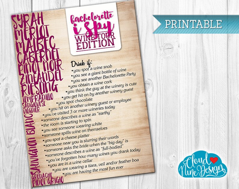 Puede incluir: Tarjeta de juego imprimible para despedida de soltera con fondo de madera. La tarjeta presenta una lista de actividades relacionadas con el vino para completar durante una visita a una bodega. La lista incluye frases como "Beber si: ves a un snob del vino" y "ves otra despedida de soltera". La tarjeta tambi&eacute;n incluye una lista de variedades de vino en letras rosas.