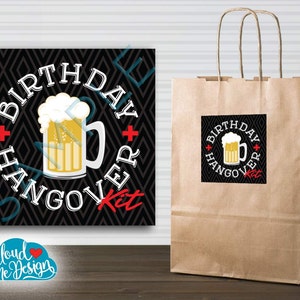 Op de afbeelding: Een bruine papieren cadeauzak met een zwart-witte sticker waarop "Birthday Hangover Kit" staat met een rood plusteken en een cartoon-bierglas.