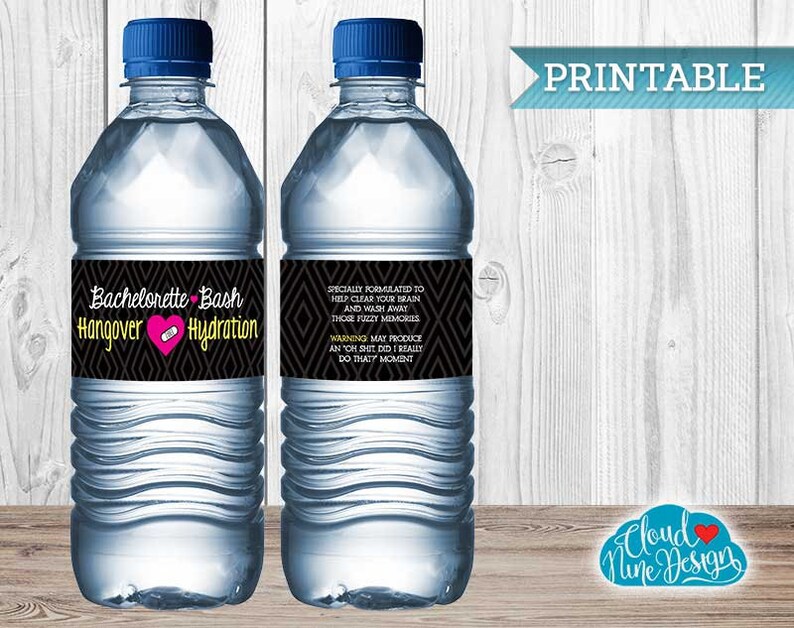 Puede incluir: Dos botellas de agua de pl&aacute;stico transparente con etiquetas negras y doradas. Las etiquetas dicen "Bachelorette Bash Hangover Hydration" y "Especialmente formulado para ayudar a limpiar tu cerebro y eliminar esos recuerdos burbujeantes. Advertencia: puede producir un "&iexcl;Oh, mierda, &iquest;realmente hice eso?" momento."