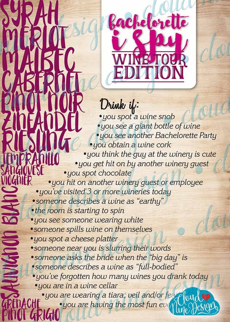 Puede incluir: Una tarjeta imprimible rosa y blanca con el texto "Bachelorette I Spy Wine Tour Edition" y una lista de indicaciones para un juego de beber para una despedida de soltera. Las indicaciones incluyen cosas como "ves a un snob del vino" y "ves una botella de vino gigante".
