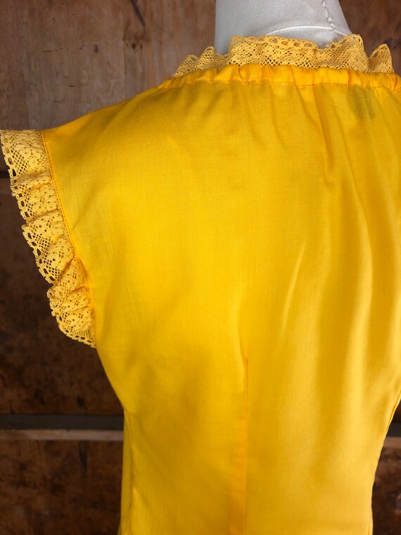 1970s Vintage Golden Yellow Lace Trim Peasant Blo… - image 8
