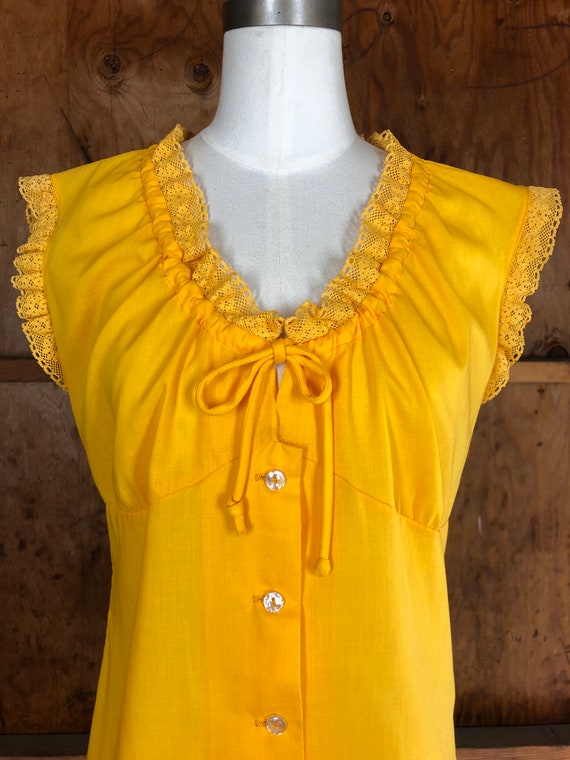 1970s Vintage Golden Yellow Lace Trim Peasant Blo… - image 3