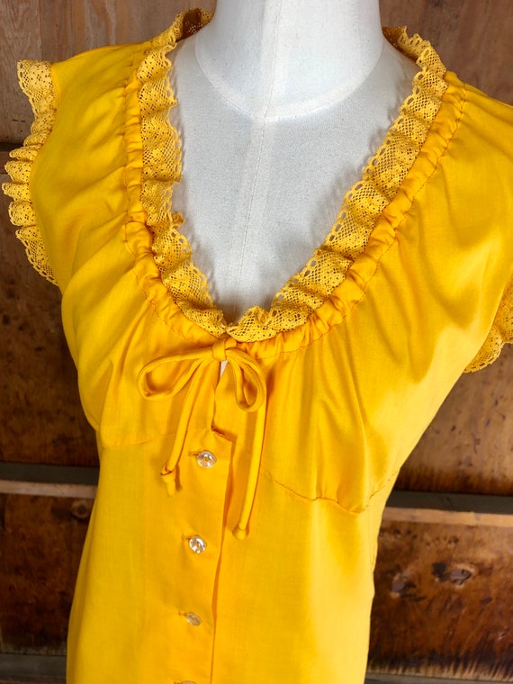 1970s Vintage Golden Yellow Lace Trim Peasant Blo… - image 6