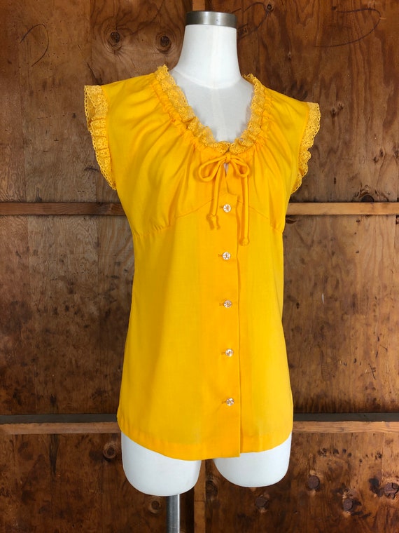 1970s Vintage Golden Yellow Lace Trim Peasant Blo… - image 10