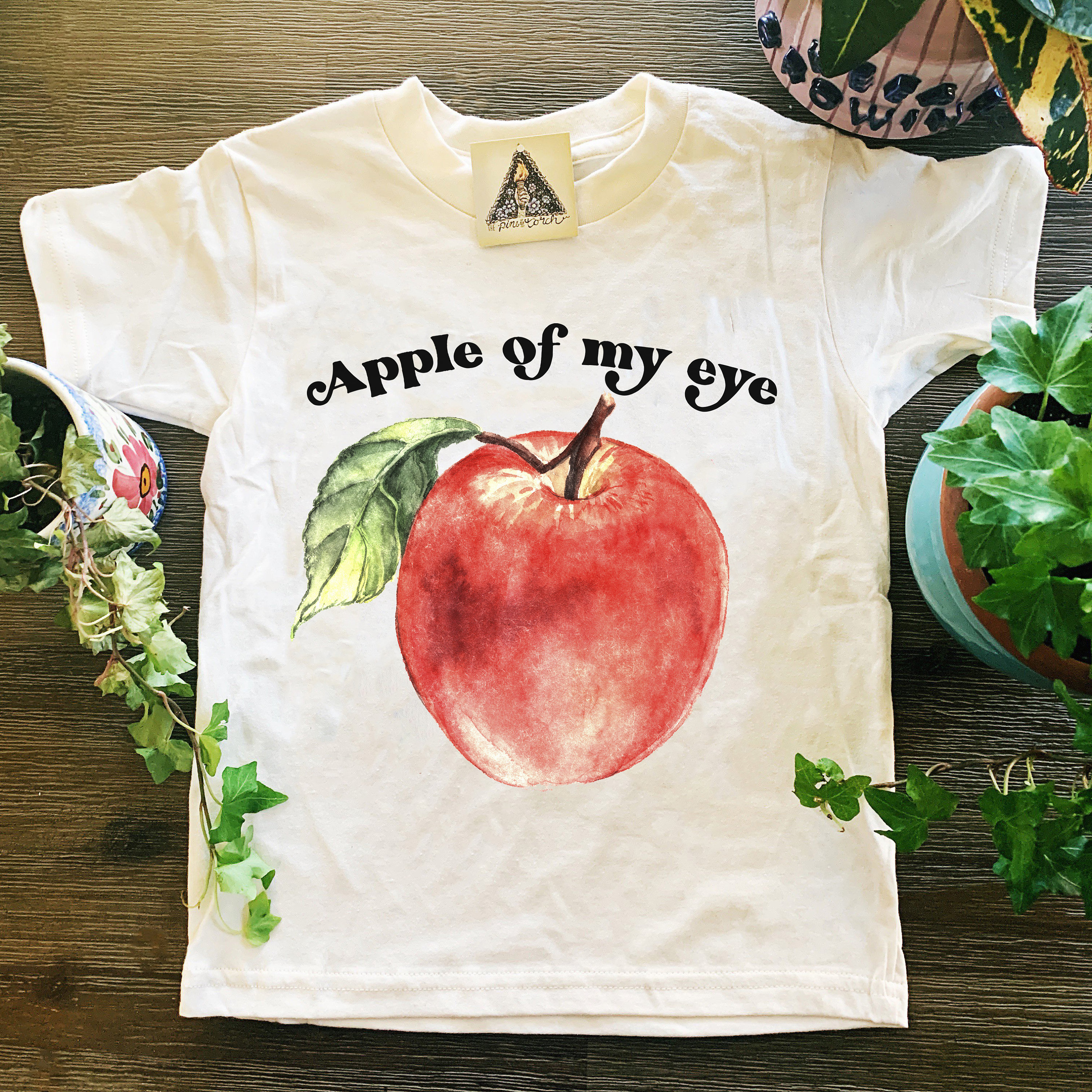 SEA Graphic L/S Tee シー　Apple pie セール】GRAPHIC L/S TEE (Apple pie)（Tシャツ/カットソー