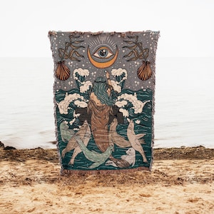 Manta tejida con flecos de foca mística selkie, manta tejida de sirena oceánica de Piscis, mujer selkie bruja, manta tejida de selkie sirena mística